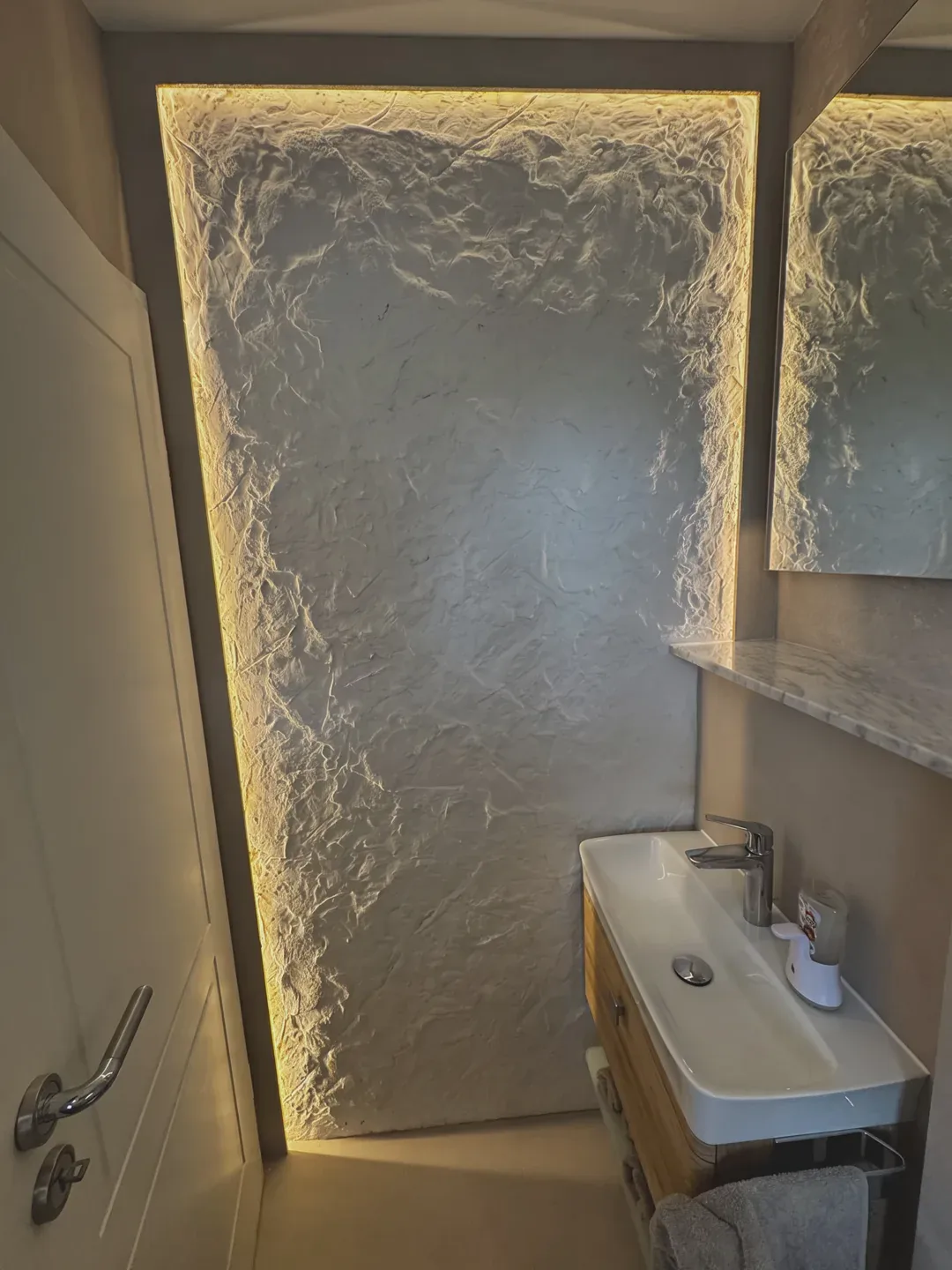 Badezimmer mit strukturierter, fugenloser Wandfläche im Streiflicht – Malerbetrieb Mergenthaler