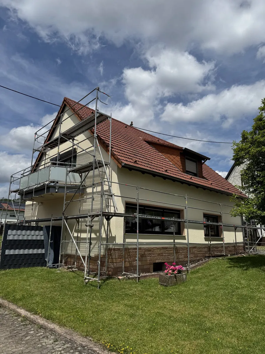 Eckansicht des Hauses in Hüttigweiler mit Gerüst und Balkon während der Arbeiten