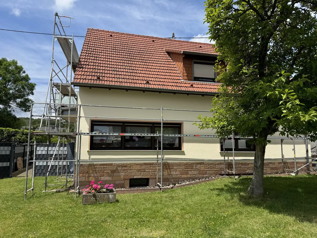 Einfamilienhaus in Hüttigweiler mit Gerüst während der Fassadenarbeiten