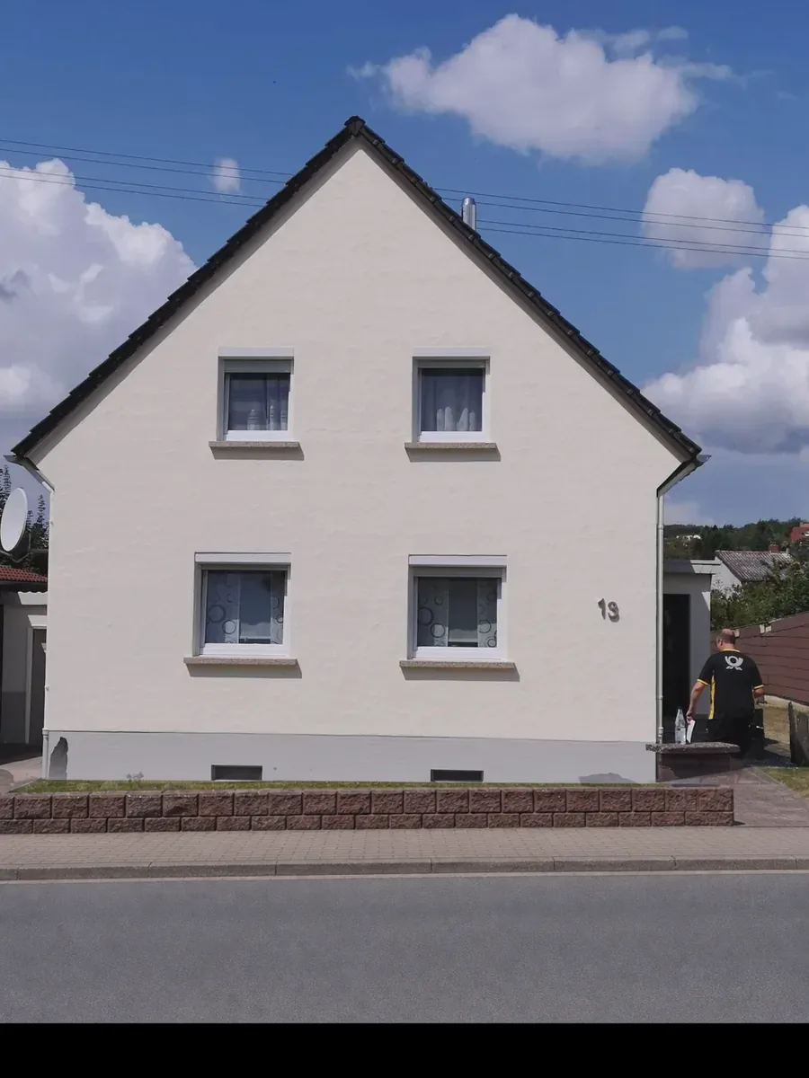 Einfamilienhaus mit Satteldach und frisch gestrichener Fassade in Ottweiler – Malerbetrieb Mergenthaler im Saarland