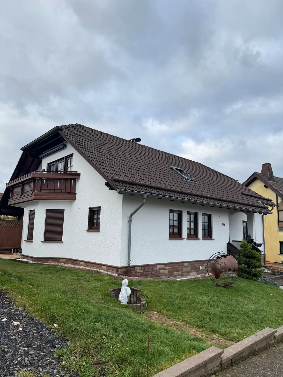 Fertig weiß gestrichenes Wohnhaus nach dem Fassadenanstrich durch Malerbetrieb Mergenthaler im Saarland