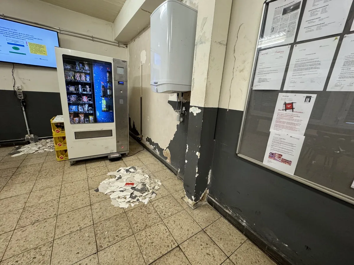 Vorraum eines Gewerbebetriebs in Homburg vorher: abblätternde Farbe an der Wand, Farbreste am Boden