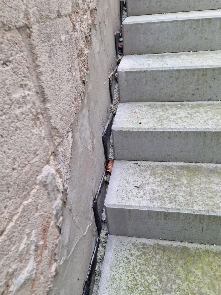 Detail der Treppenwand im Kellerabgang in Hüttigweiler vor den Malerarbeiten