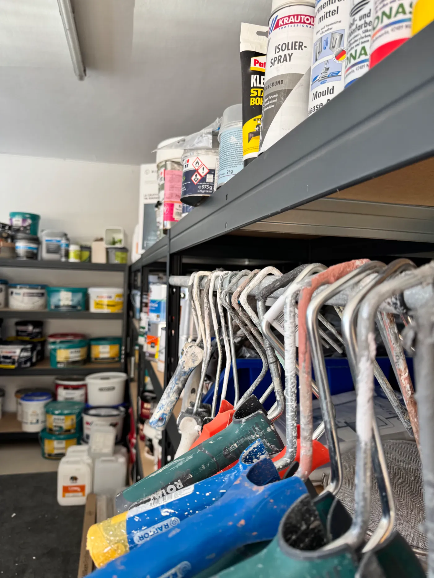 Farbrollen und Materialien der Malerwerkstatt Mergenthaler im Saarland