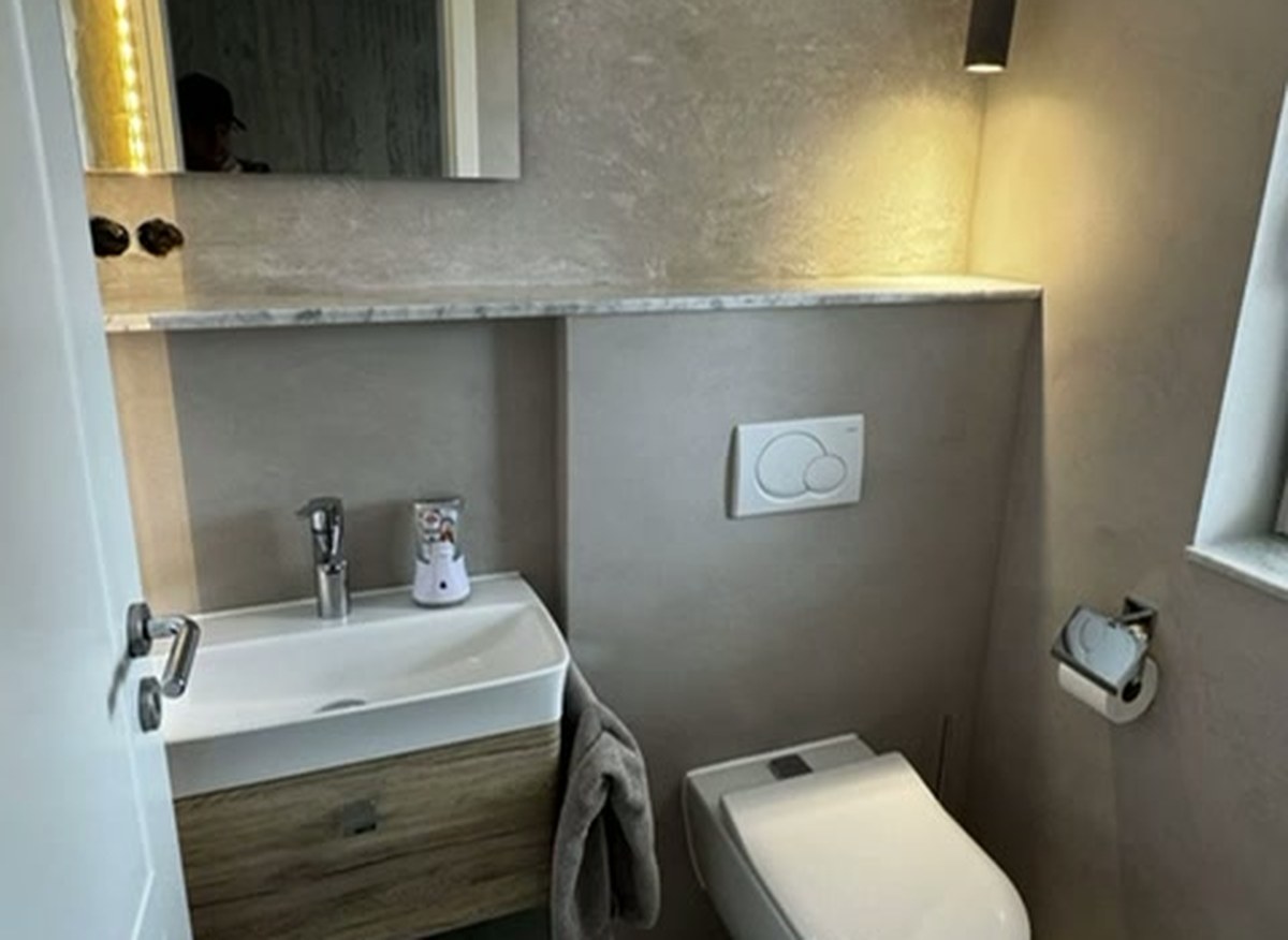 Gäste-WC mit Steinoptik – nach der Renovierung