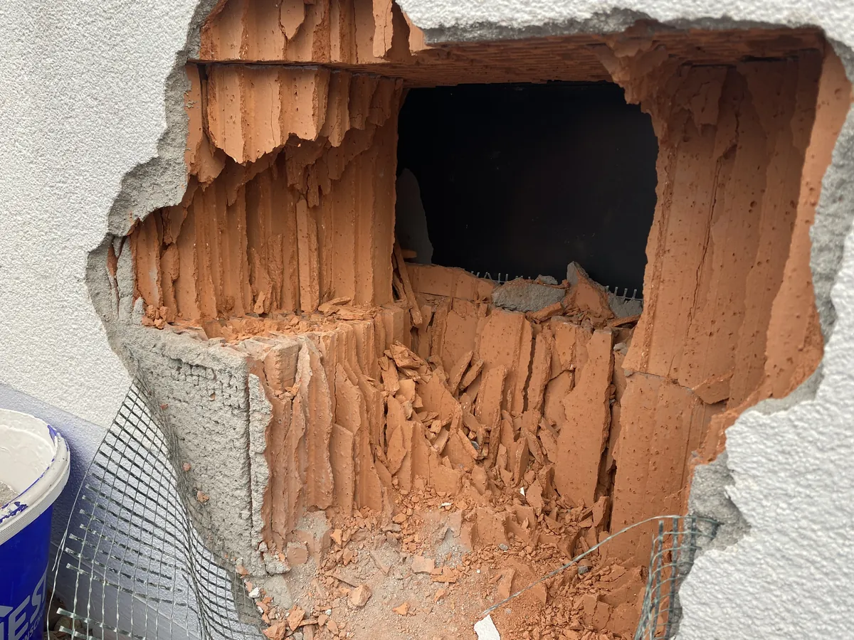 Fassade in St. Wendel mit ausgebrochener Putzstelle, Mauerwerk freigelegt