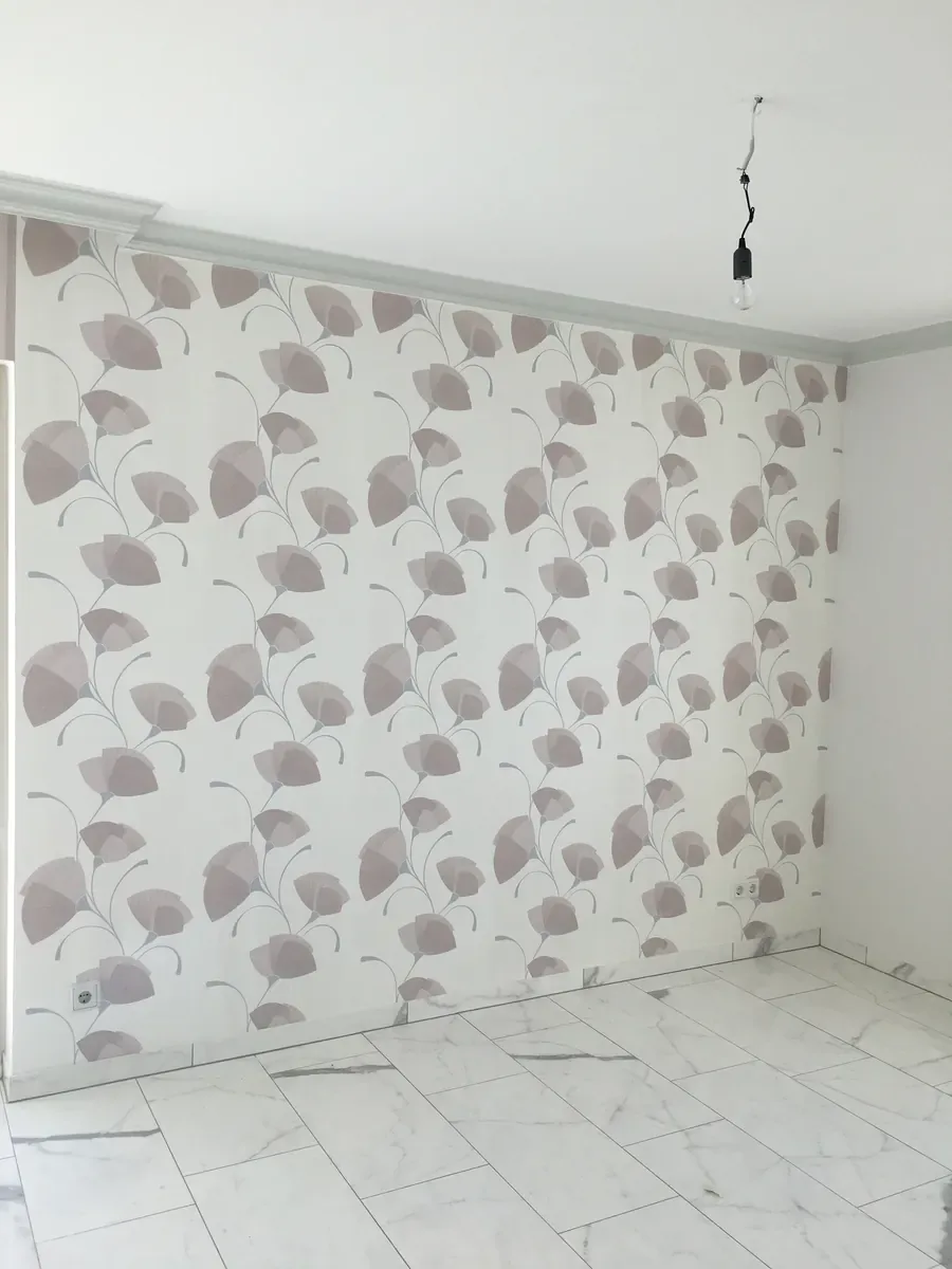 Zimmer mit Akzentwand in floral gemusterter Tapete – Malerbetrieb Mergenthaler im Saarland