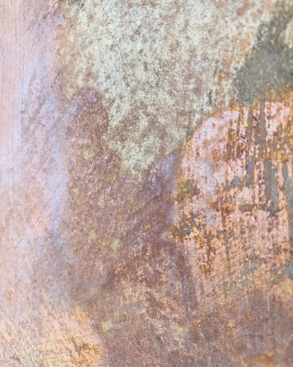 Detail einer Wand in Rostoptik