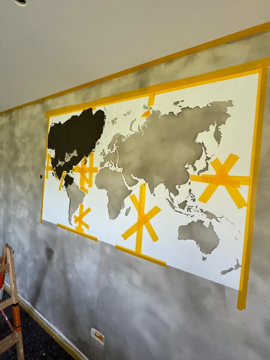 Schablone für die Weltkarte an der Wand in Schmelz