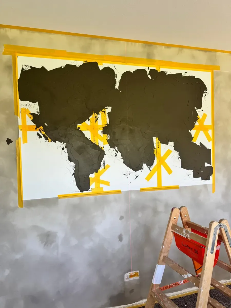 Auftrag der Kontinente auf die Wand in Schmelz